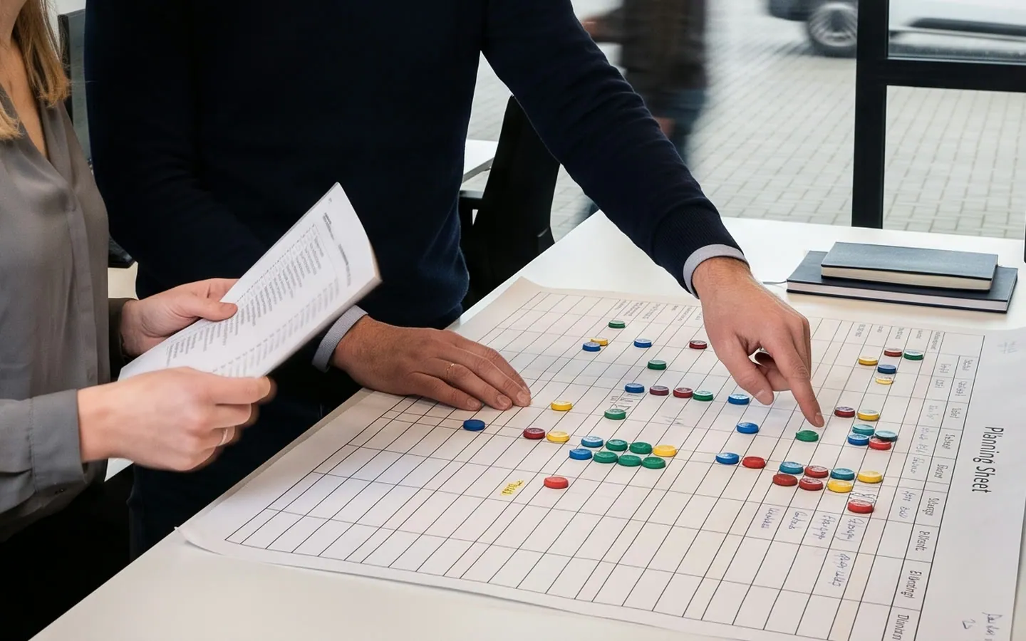 De planningskamer van een servicebedrijf, schermen met kaarten en een magneetbord, busjes buiten.