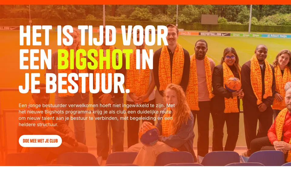 De kop van de pagina Voor clubs: in witte en limoengroene condensed kapitalen HET IS TIJD VOOR EEN BIGSHOT IN JE BESTUUR. over een oranje getinte foto van een groep jonge mensen met oranje sjaals langs een voetbalveld, met een korte alinea en de knop Doe mee met je club.
