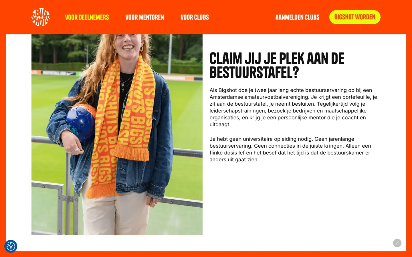 Een blok op de homepage van Bigshots: links een foto van een jonge vrouw in een spijkerjas met de oranje Bigshots-sjaal en een bal onder haar arm langs een veld, rechts de kop CLAIM JIJ JE PLEK AAN DE BESTUURSTAFEL? met twee alinea's.
