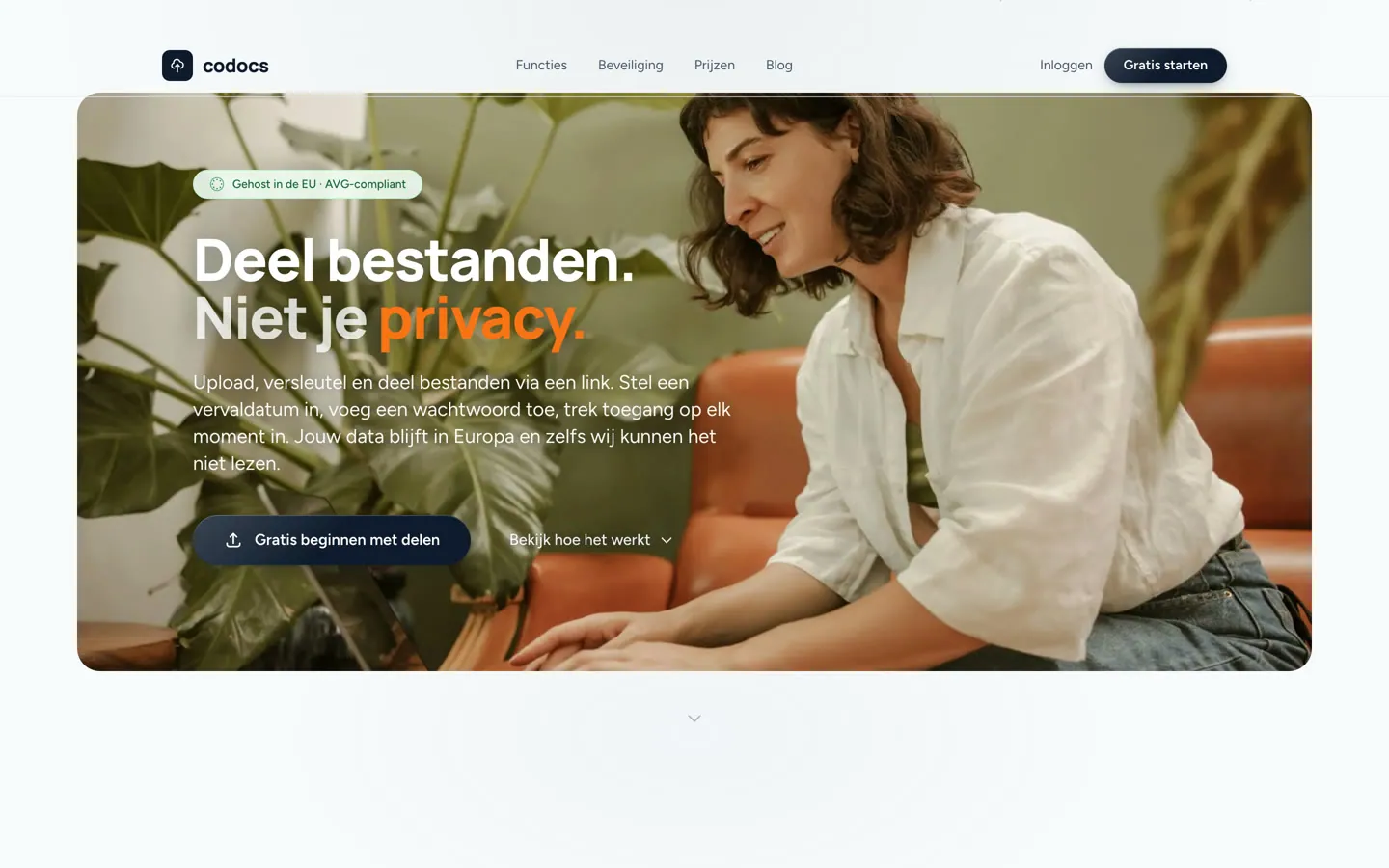 De homepage van Codocs met de kop “Deel bestanden. Niet je privacy.” over een foto van iemand die op een bank achter een laptop zit, en het label “Gehost in de EU · AVG-compliant”.