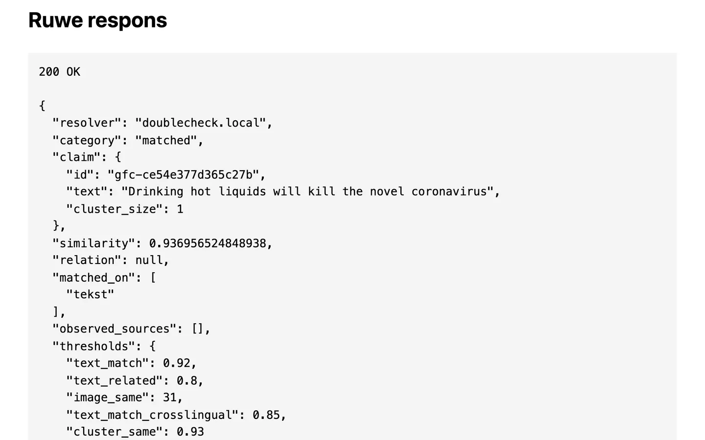 Het ruwe antwoord van Doublecheck als JSON: categorie matched, de Engelse claim Drinking hot liquids will kill the novel coronavirus, een gelijkenis van 0,937, en de drempels text_match 0,92, text_related 0,8, image_same 31, text_match_crosslingual 0,85 en cluster_same 0,93.