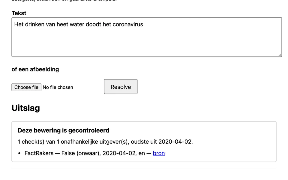 De testpagina van Doublecheck met de Nederlandse zin Het drinken van heet water doodt het coronavirus. De uitslag: deze bewering is gecontroleerd, één check van FactRakers uit 2020, False, in het Engels, met een link naar de bron.