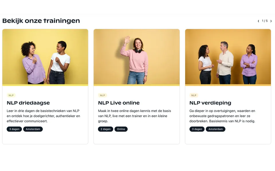 De carrousel Bekijk onze trainingen op de homepage van MindCollege: drie kaarten van NLP driedaagse, NLP Live online en NLP verdieping met een gele streep onder de foto, en rechtsboven de pijlen met 1 / 5.