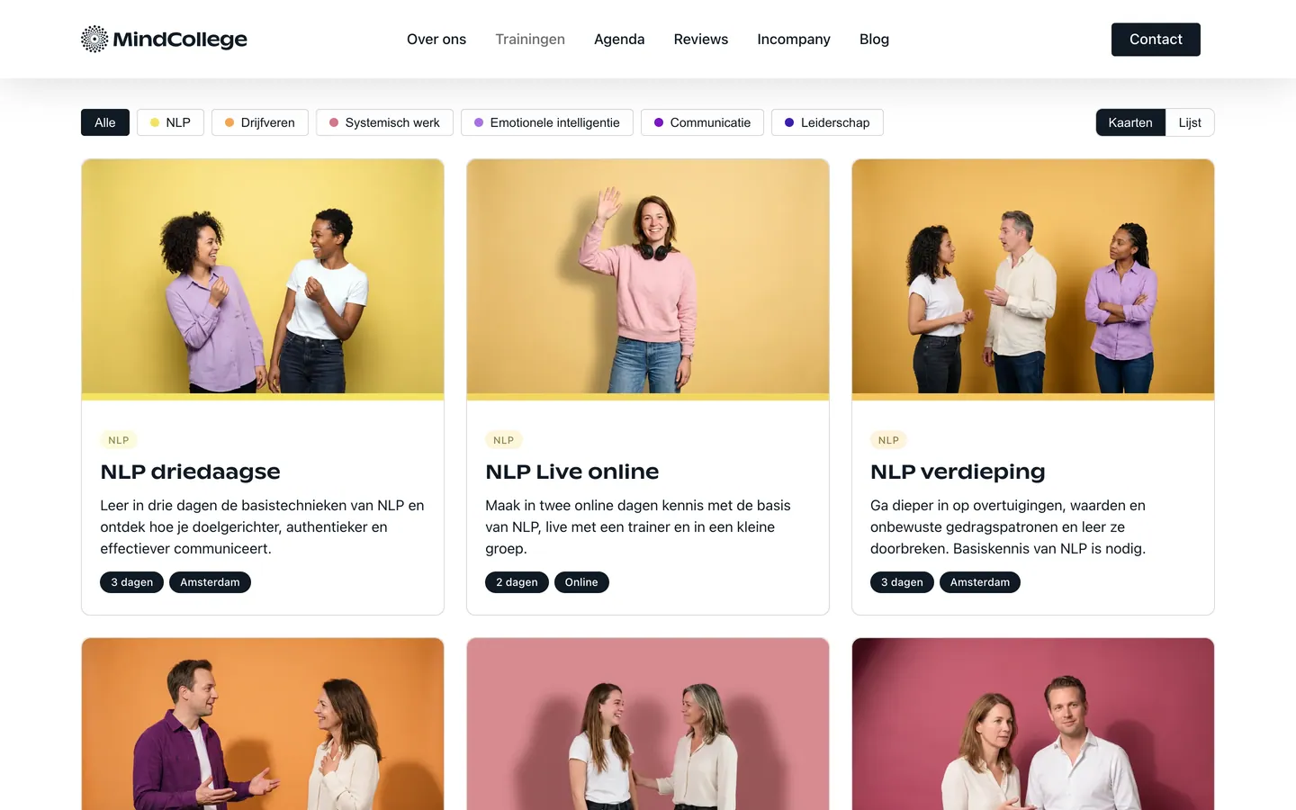 De trainingenpagina van MindCollege met de themaknoppen Alle, NLP, Drijfveren, Systemisch werk, Emotionele intelligentie, Communicatie en Leiderschap, de schakelaar Kaarten en Lijst, en de eerste kaarten met gele, oranje en roze foto's.