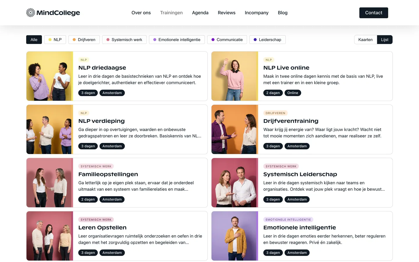 De trainingenpagina van MindCollege in de lijstweergave: liggende kaarten in twee kolommen, met de foto links over de volle hoogte, een verticale streep in de kleur van de training, het thema als label, de titel, een korte tekst en de duur en locatie.