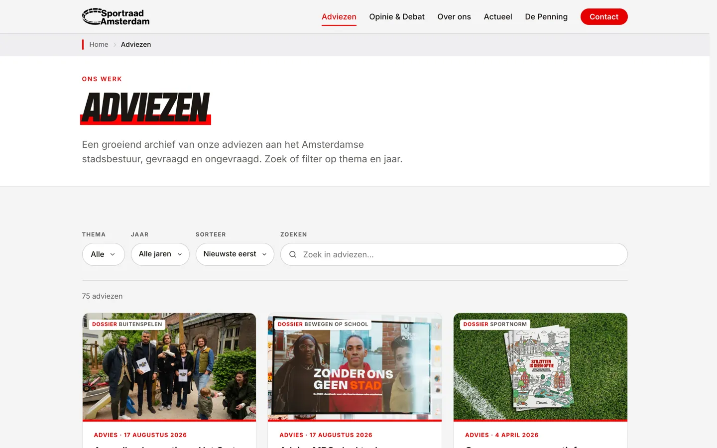 Het archief Adviezen met de filters Thema, Jaar en Sorteer, een zoekveld, de teller 75 adviezen en de eerste drie advieskaarten met foto, een tabje met hun dossier en de datum.