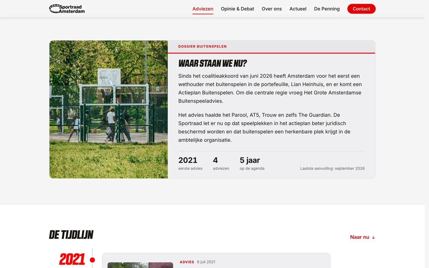 Het dossier Buitenspelen met een foto van een sportveld achter hekken en het blok Waar staan we nu?, twee alinea's over het coalitieakkoord en de pers, en onderaan de getallen 2021 eerste advies, 4 adviezen en 5 jaar op de agenda.