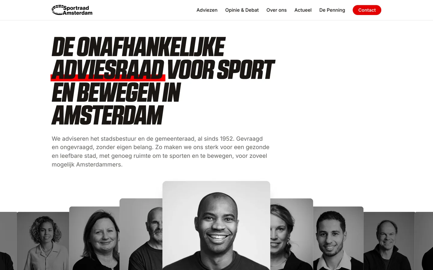 De nieuwe homepage: de menubalk met Adviezen, Opinie & Debat, Over ons, Actueel, De Penning en een rode knop Contact, de kop De onafhankelijke adviesraad voor sport en bewegen in Amsterdam, een alinea, en daaronder de raad als galerij van zwart-witportretten met de voorzitter groot in het midden.