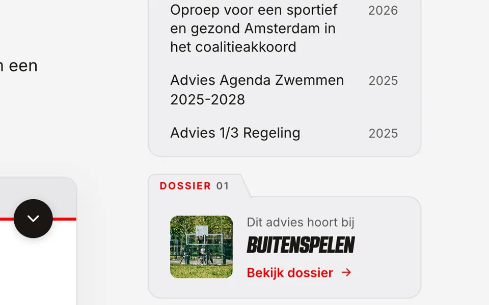 Het paneel naast Het Grote Amsterdamse Buitenspeeladvies: bovenaan de laatste vergelijkbare adviezen met hun jaartal, en daaronder een kaart met het tabje Dossier 01, een foto van een sportveld achter hekken, de regel Dit advies hoort bij, BUITENSPELEN en Bekijk dossier.