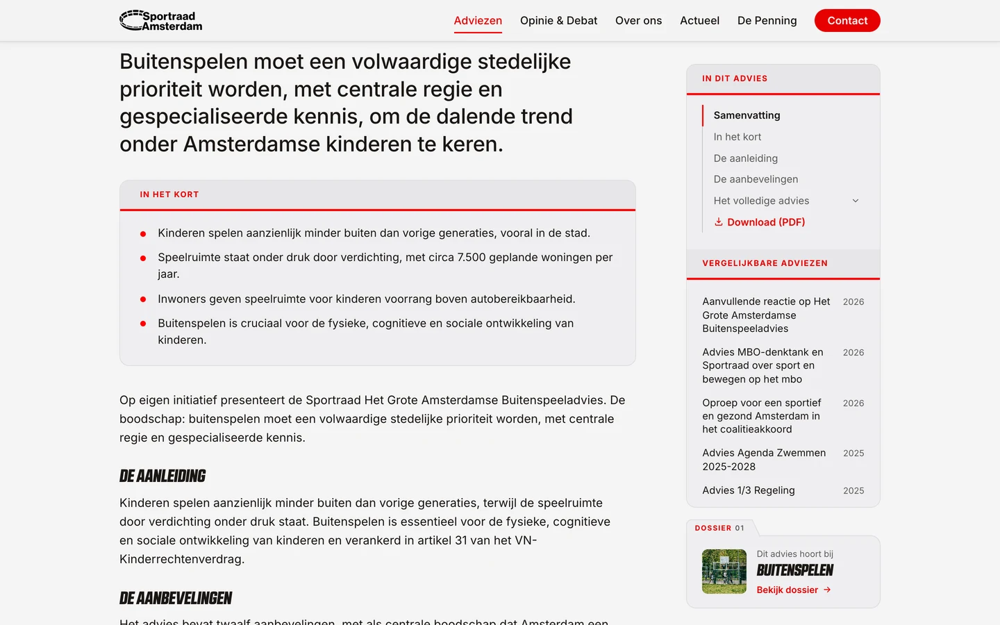 De pagina van Het Grote Amsterdamse Buitenspeeladvies: de kernboodschap groot, het blok In het kort met vier punten, de aanleiding, en rechts een kolom In dit advies met vergelijkbare adviezen en het dossier Buitenspelen.