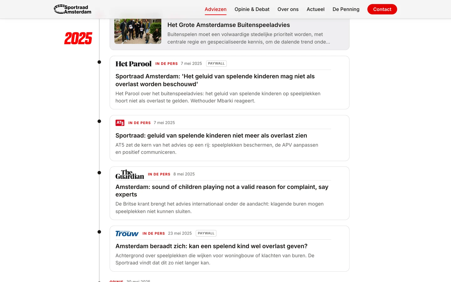 De tijdlijn van het dossier Buitenspelen bij 2025: Het Grote Amsterdamse Buitenspeeladvies, en daaronder berichten van Het Parool, AT5, The Guardian en Trouw, elk met logo, datum, kop en een samenvatting.