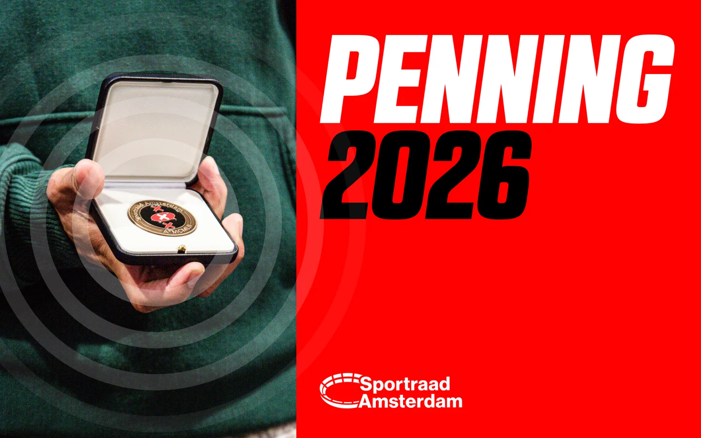 Een liggend gevelscherm voor de Penning 2026: links handen die een open doosje met de Penning vasthouden tegen een groene trui, rechts op rood Penning 2026 in witte en zwarte schuine letters met het woordmerk eronder.