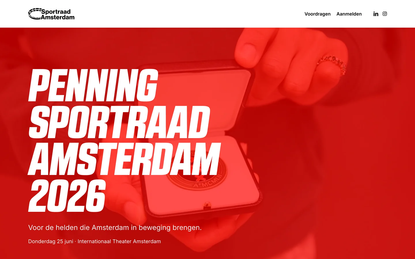 De homepage van sportpenning.nl: Penning Sportraad Amsterdam 2026 in witte schuine letters over een rood beeld van handen met het doosje, met eronder Voor de helden die Amsterdam in beweging brengen en de datum en plek van de uitreiking.