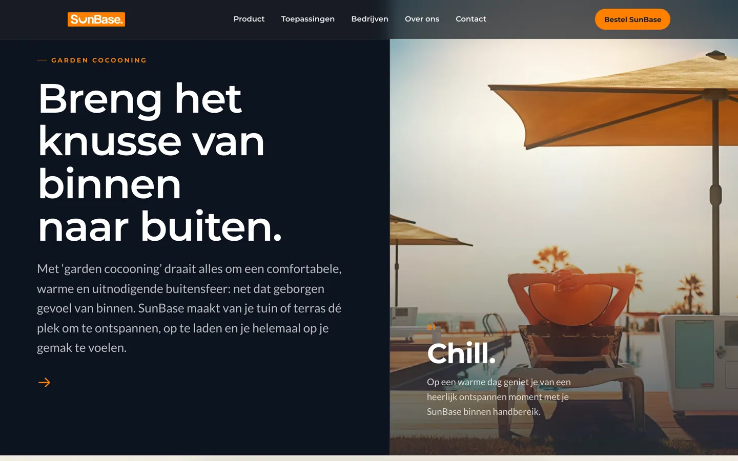 Het blok Garden cocooning op de homepage van SunBase Benelux: links op donkerblauw de kop Breng het knusse van binnen naar buiten met een alinea, rechts een foto van een ligstoel onder een parasol bij zonsondergang met de titel Chill.