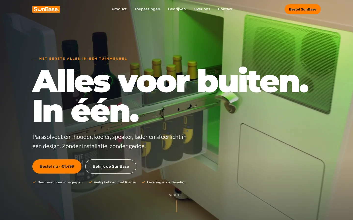 De homepage van SunBase Benelux: de kop Alles voor buiten. In één. in grote witte letters over een donkere foto van de open koellade met flessen en een groen verlichte speaker, met een oranje knop Bestel nu voor 1.499 euro en een knop Bekijk de SunBase.