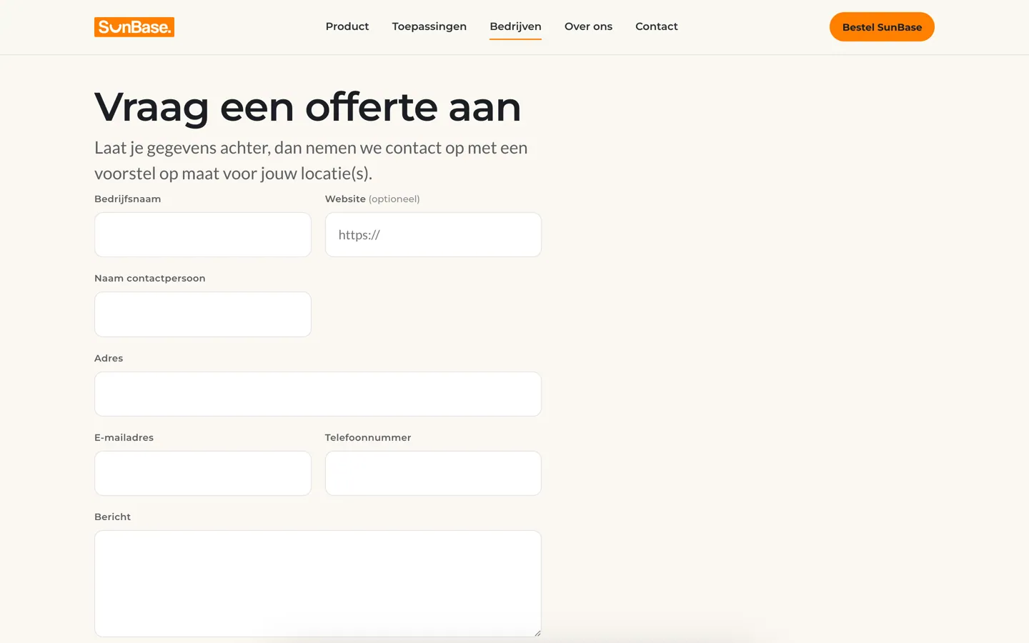 Het formulier Vraag een offerte aan op de pagina voor bedrijven van SunBase Benelux: lege velden voor bedrijfsnaam, website, naam contactpersoon, adres, e-mailadres, telefoonnummer en een bericht, op een lichte achtergrond.