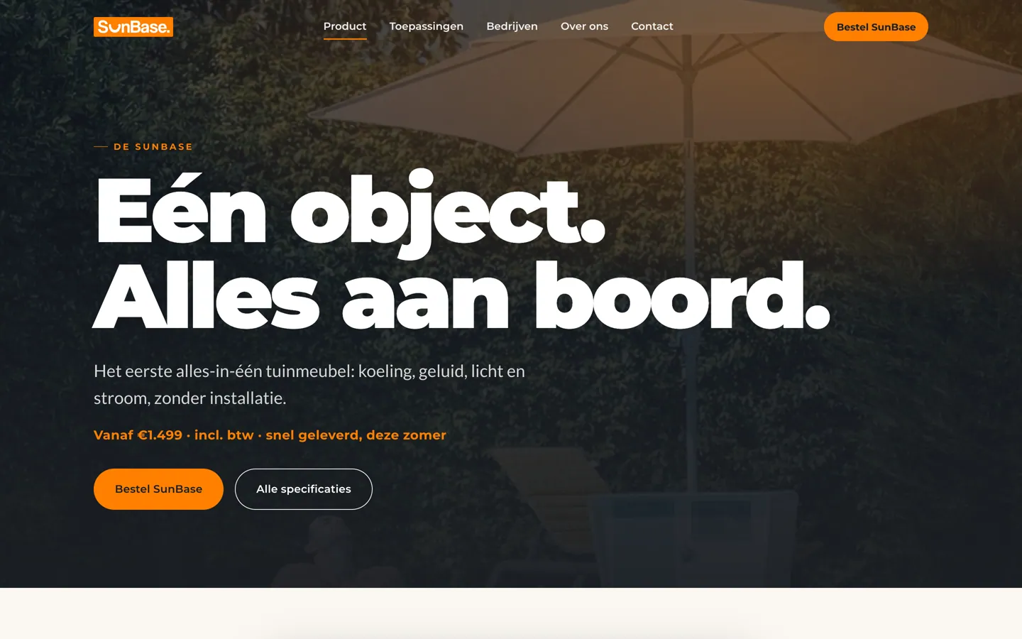 De productpagina van SunBase Benelux: de kop Eén object. Alles aan boord. in witte letters over een donkere foto van een parasol tegen een groene haag, met de prijs vanaf 1.499 euro in het oranje en de knoppen Bestel SunBase en Alle specificaties.