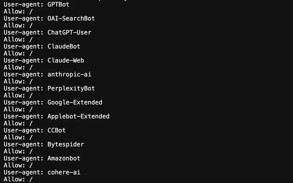 Een deel van robots.txt op sunbase-benelux.com in een browser: regels User-agent en Allow voor GPTBot, OAI-SearchBot, ChatGPT-User, ClaudeBot, Claude-Web, anthropic-ai, PerplexityBot, Google-Extended, Applebot-Extended, CCBot, Bytespider, Amazonbot en cohere-ai.