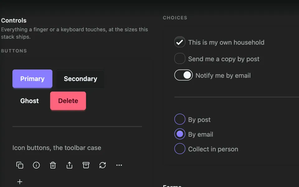 De componentenwand van UIcockpit met daisyUI gekozen: knoppen, iconknoppen, statuschips, keuzerondjes en vinkjes, en een formulier voor een nieuwe aanvraag.
